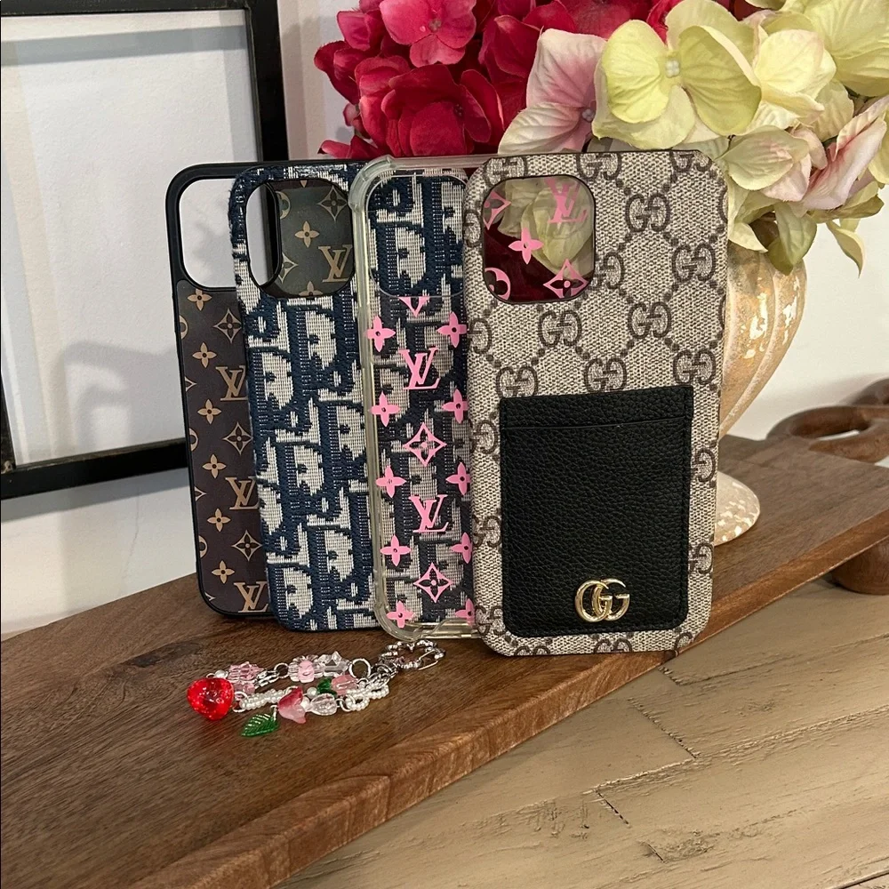 Gucci Beige GG Monogram Phone Case with Black Card Pocket